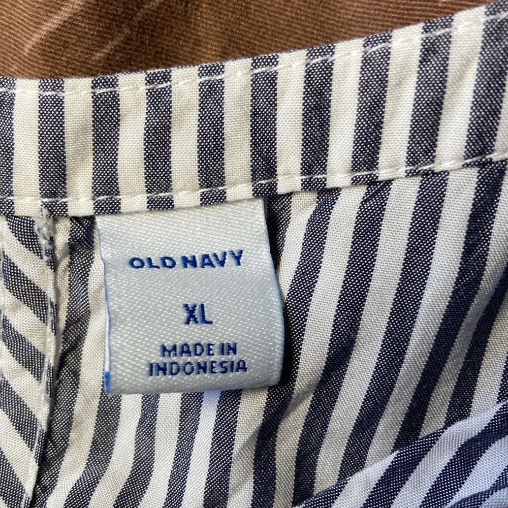 Old Navy Striped Sleeveless V-neck Top - Picture 13 of 16